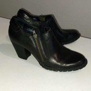 Born black leather ankle booties like new